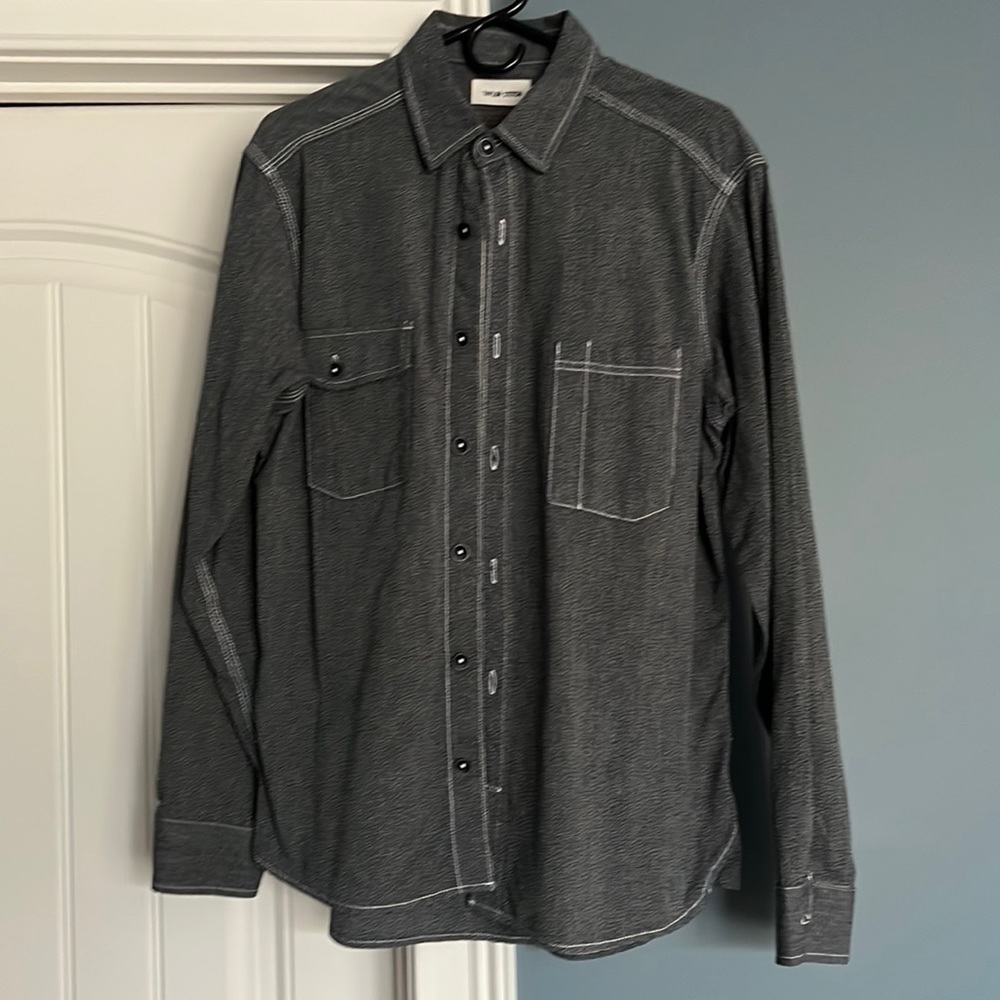 Men’s long sleeve grey Taylor Stitch shirt in excellent condition.